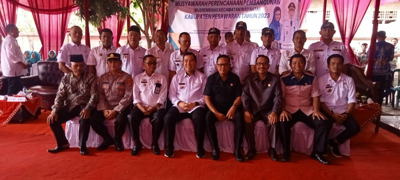 Bupati Dendi Ramadhona berfoto bersama dengan para hadirin di Musrenbang Wayratai, Selasa, 18 Februari 2025